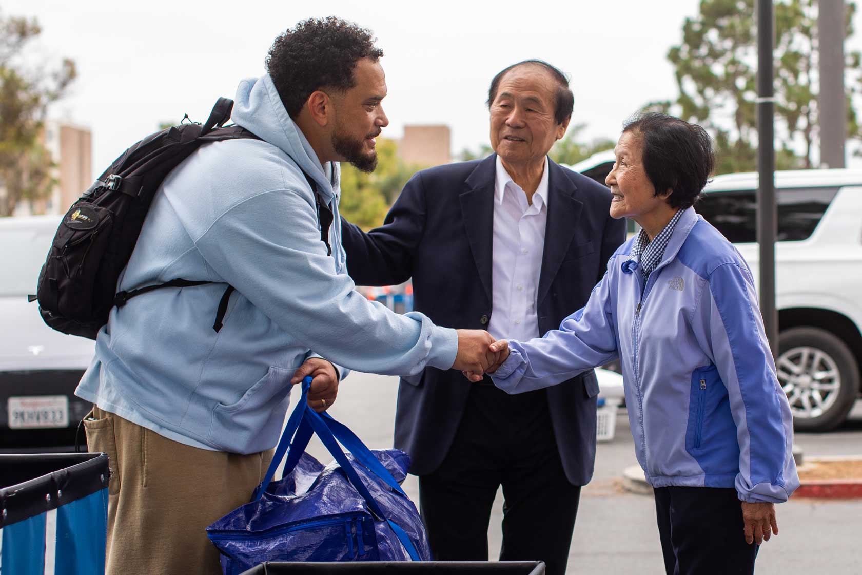 Chancellor and Dilling Yang greet a parent during move-in weekend